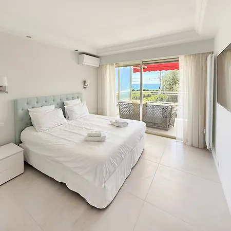 Elegant 2 Bedroom With Parking *