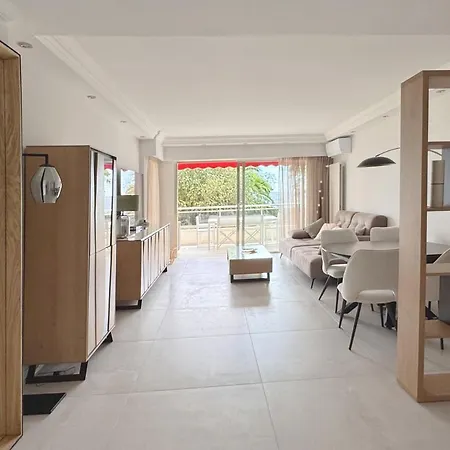 Elegant 2 Bedroom With Parking *