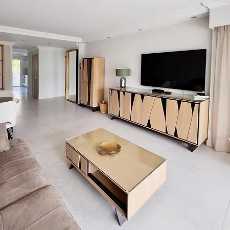 Apartment Elegant 2 Bedroom With Parking