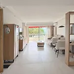 Elegant 2 Bedroom With Parking *