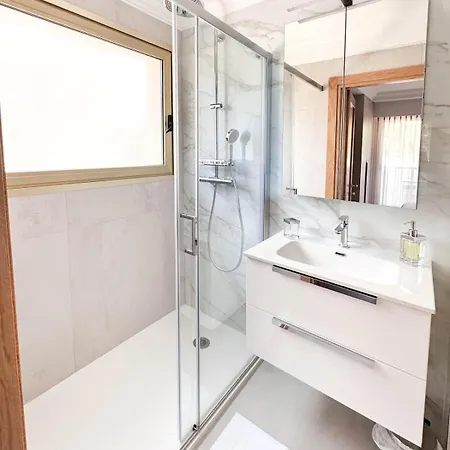 Elegant 2 Bedroom With Parking