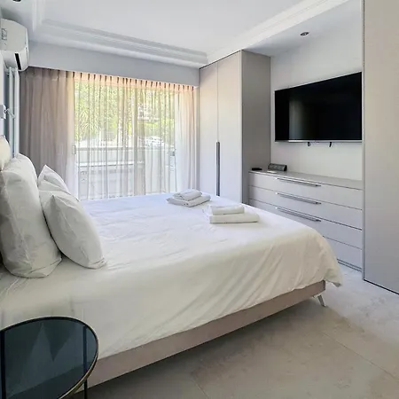 公寓 Elegant 2 Bedroom With Parking