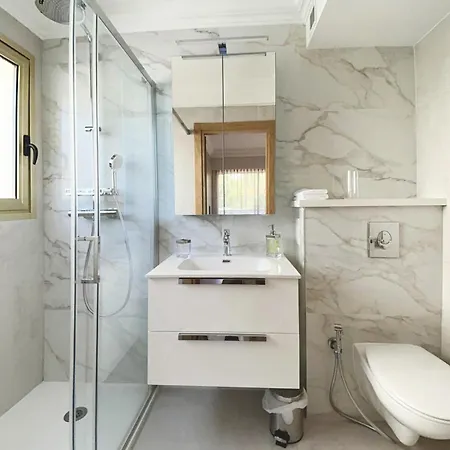 Elegant 2 Bedroom With Parking *